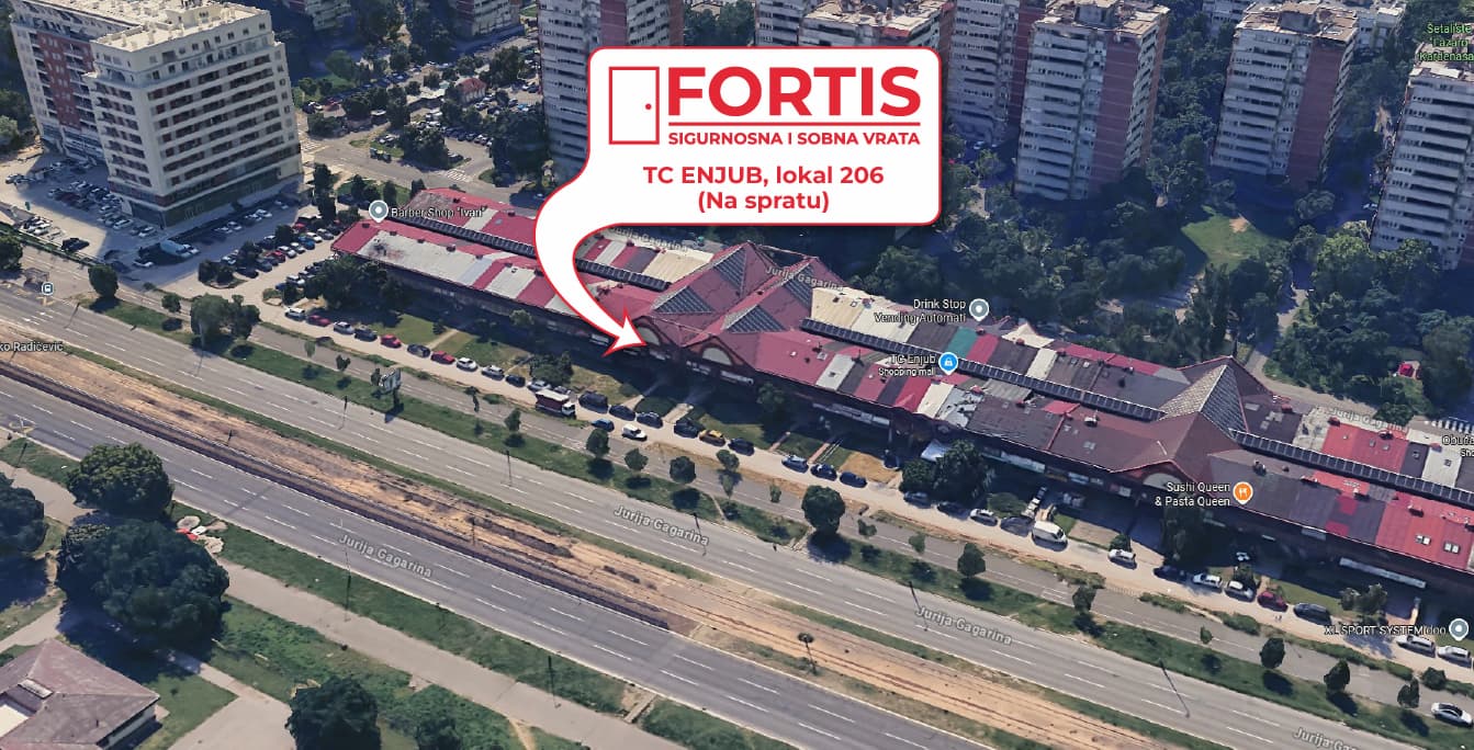 Pogled odozgo na TC Enjub uz Ulicu Jurija Gagarina, sa oznakom salona Fortis