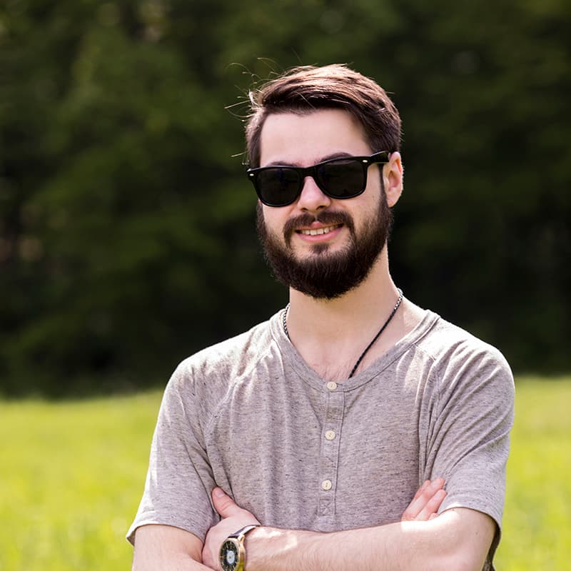 Dragan S sa naočarima – zadovoljni kupac Fortis sigurnosnih vrata