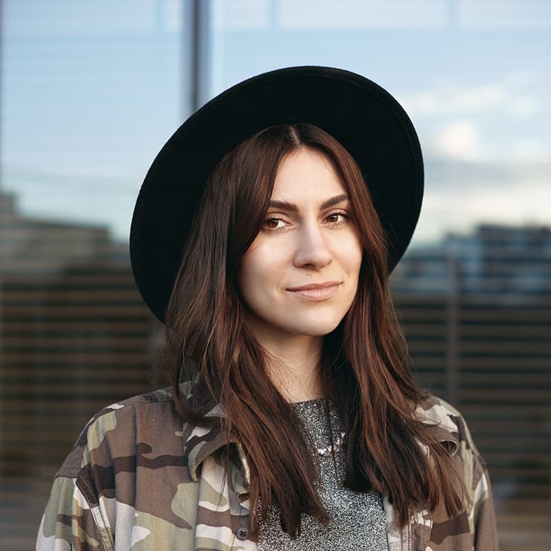 Ivana M sa šeširom – preporuka za Fortis sigurnosna vrata