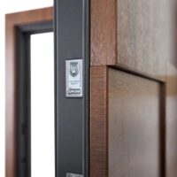 Supreme LP12 sigurnosna vrata – detalj okvira tamni hrast Detalj okvira sigurnosnih vrata Supreme LP12 – tamni hrast